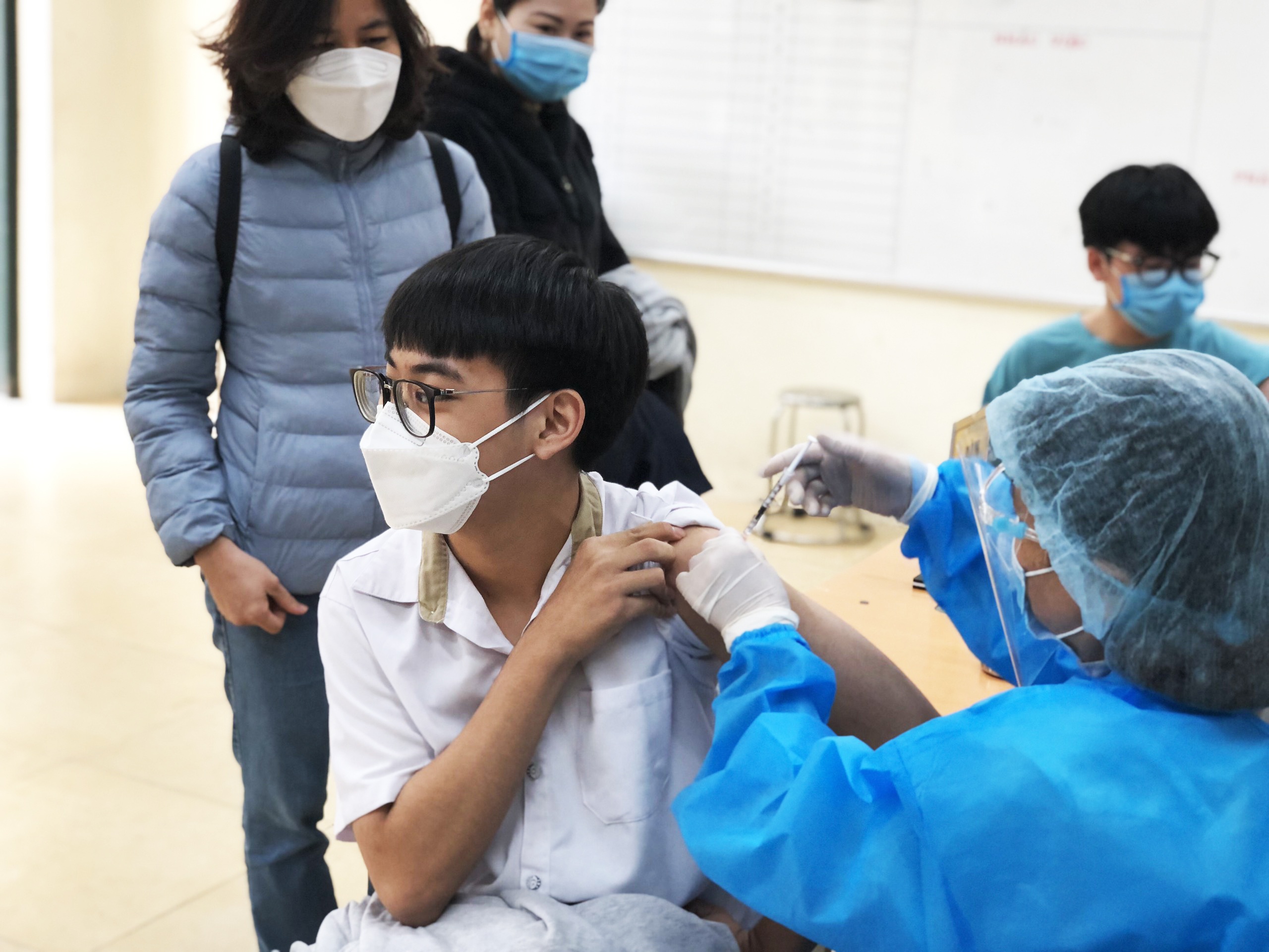 Tre duoc tiem vaccine anh 3