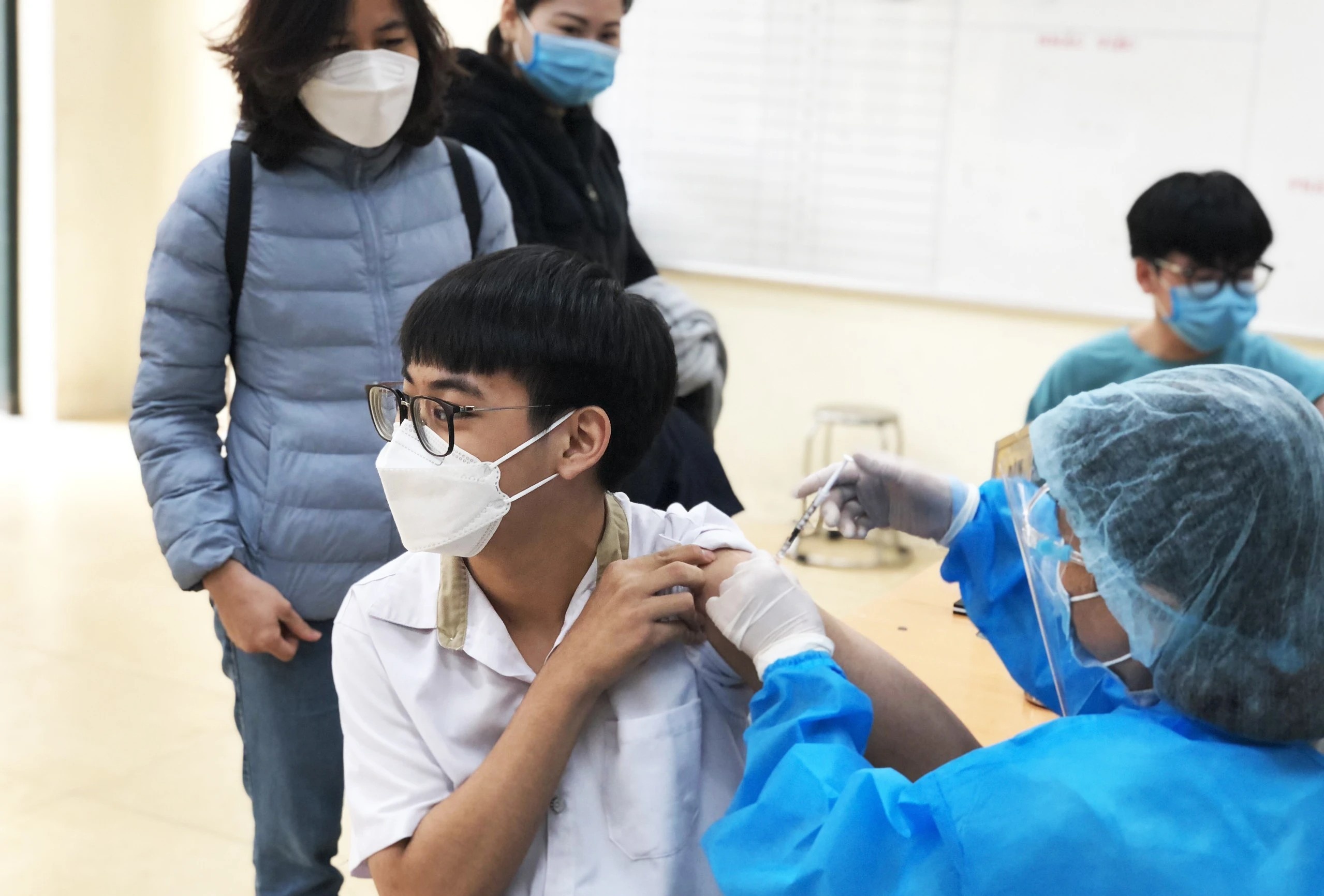 Tre duoc tiem vaccine, phu huynh mong con som duoc den truong hinh anh