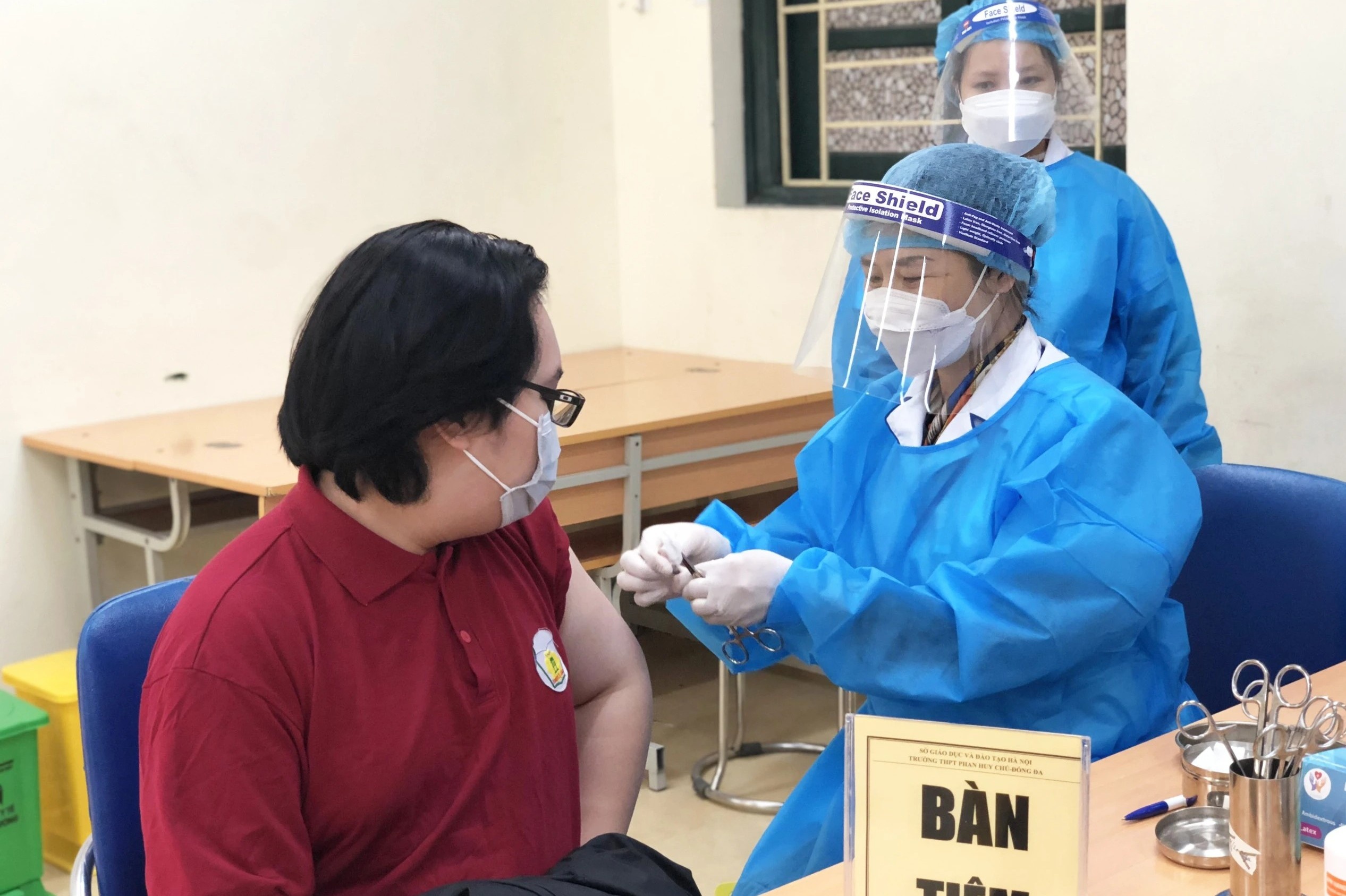 28 tinh, thanh da tiem vaccine cho hoc sinh hinh anh