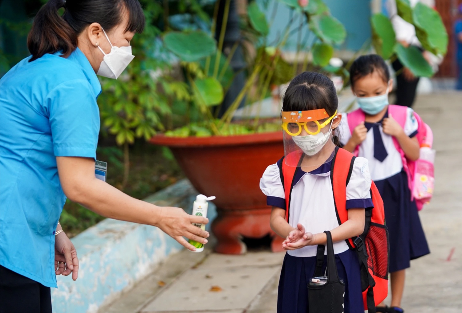 Học sinh lớp 1,  9,  12 ở TP.HCM đi học trở lại  ảnh 1 Hoc sinh lop 1,  9,  12 o TP.HCM di hoc tro lai anh 1