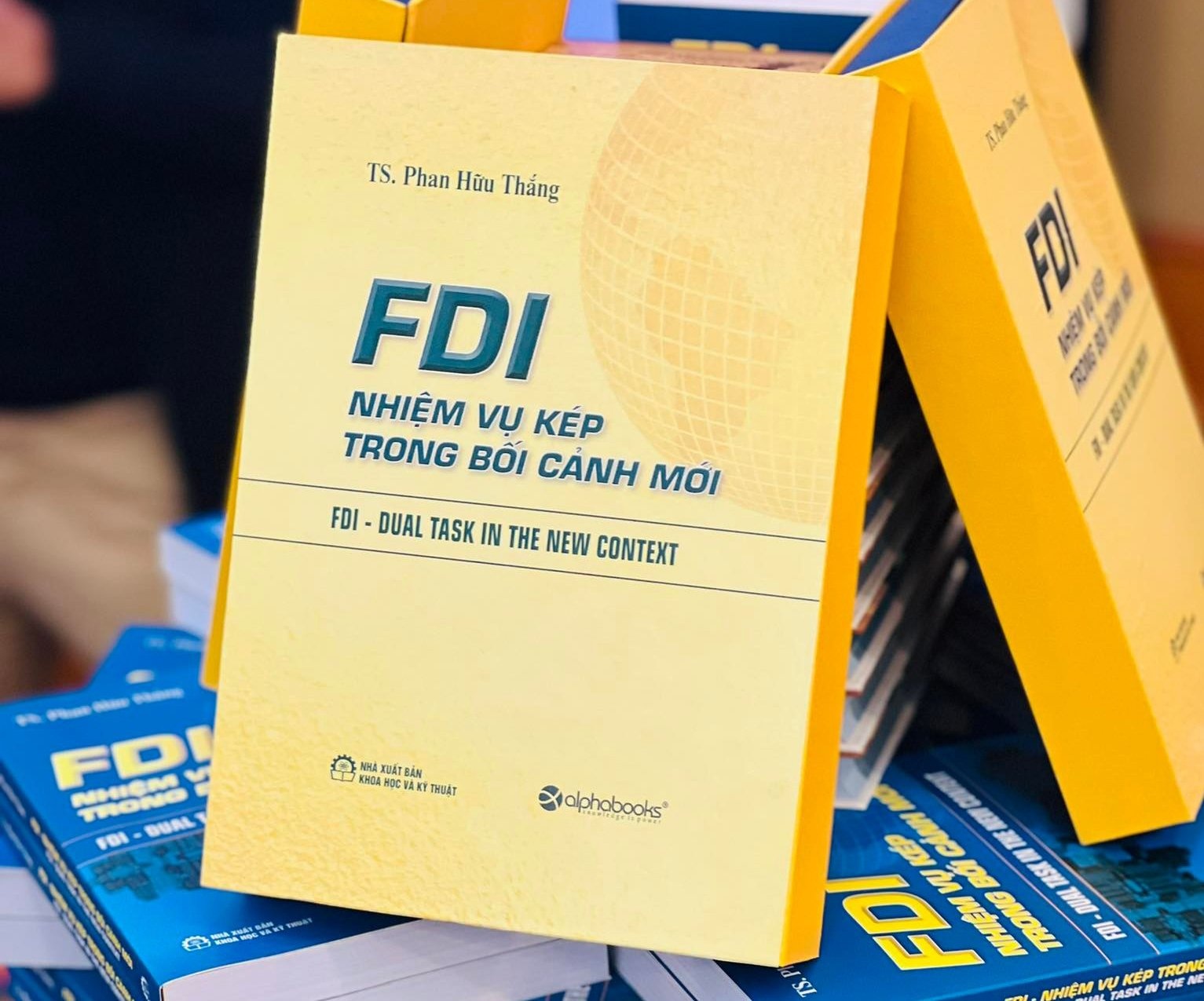 Hop tac xuat ban sach khoa hoc anh 2