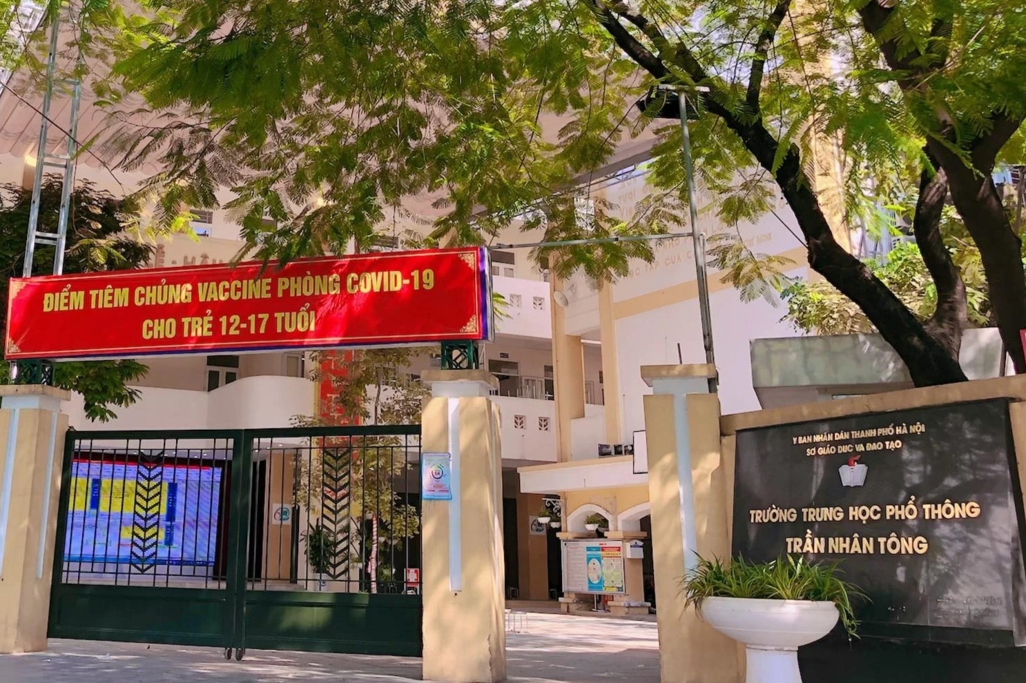 Mot hoc sinh den lop, truong van day hoc binh thuong hinh anh