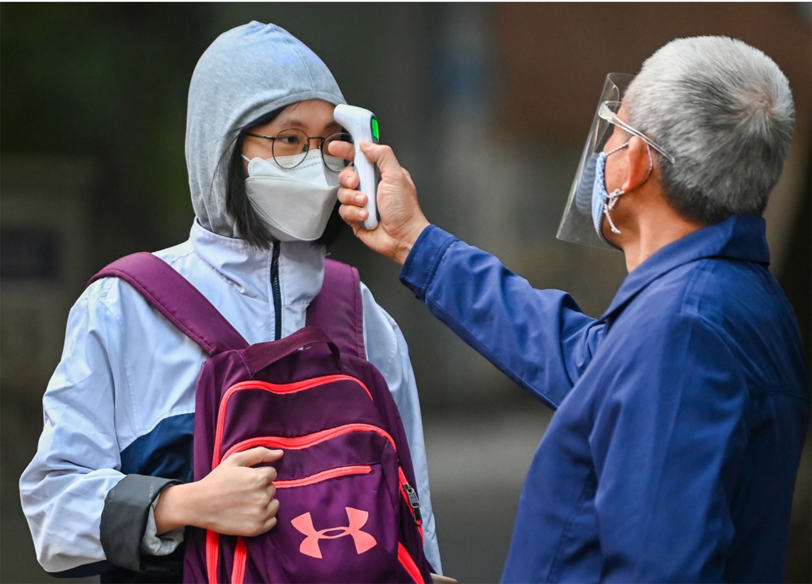 Mot hoc sinh den lop anh 1