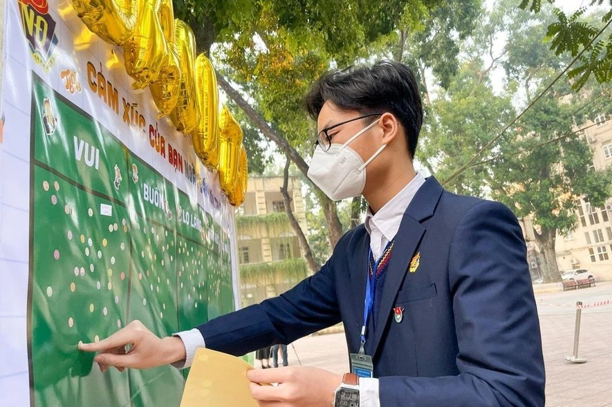 Mot hoc sinh di hoc van mo cong truong hinh anh