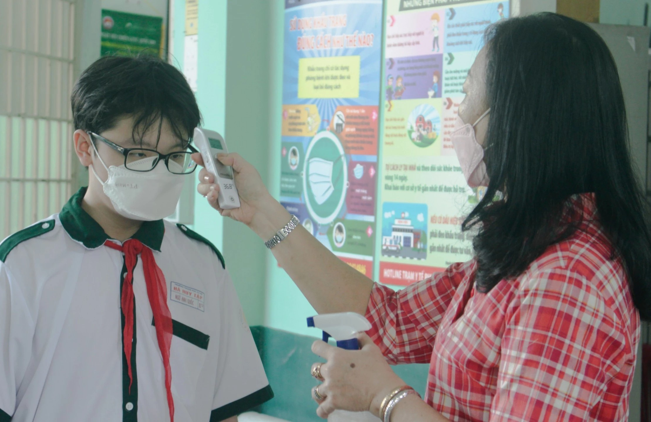 Nhieu truong o TP.HCM cho hoc sinh den lop lam quen phong, chong dich hinh anh