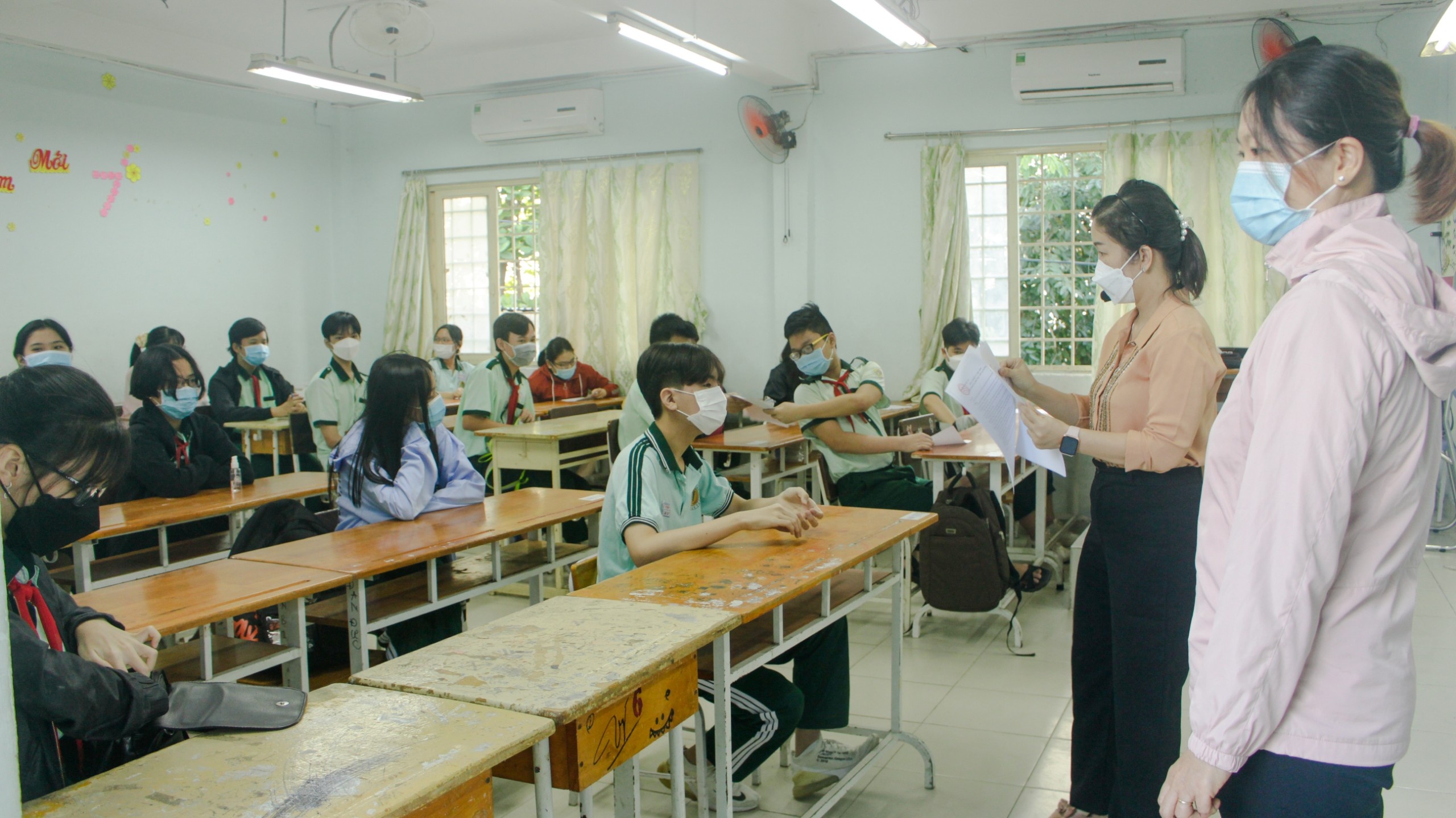 Hoc sinh di hoc truc tiep tro lai anh 1