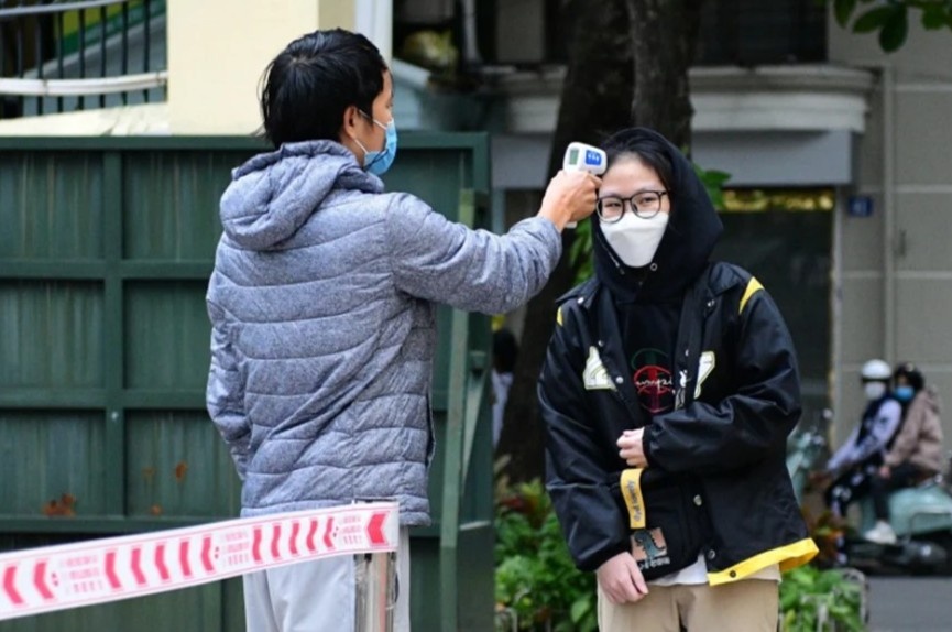 Mot quan o Ha Noi tam dung cho hoc sinh lop 12 den truong hinh anh