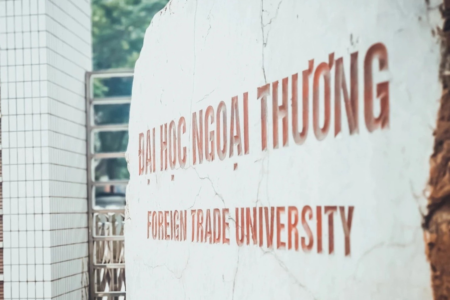 DH Ngoai thuong moi cong an dieu tra vu giang vien bi to lua tien hinh anh