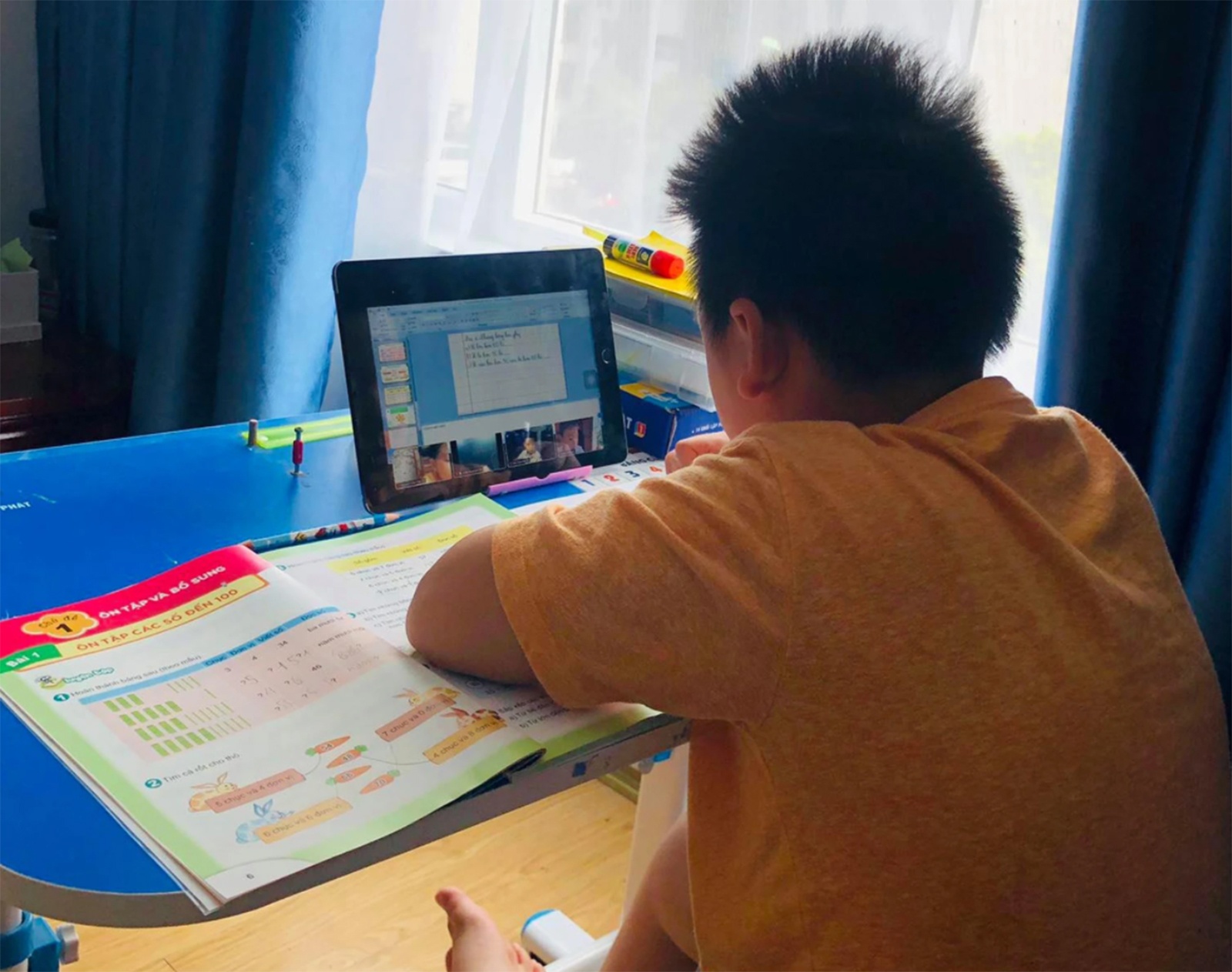 hoc sinh lop 1 kiem tra hoc ky truc tiep anh 1