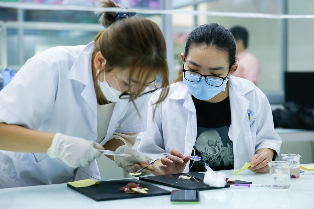 Sinh vien nam cuoi mong tro lai truong hoc truc tiep anh 3