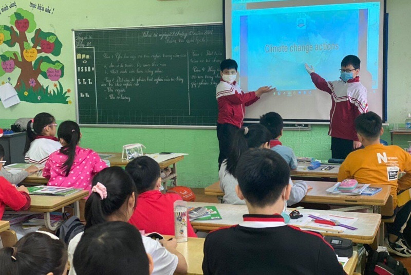 Hoc sinh tro lai truong anh 1