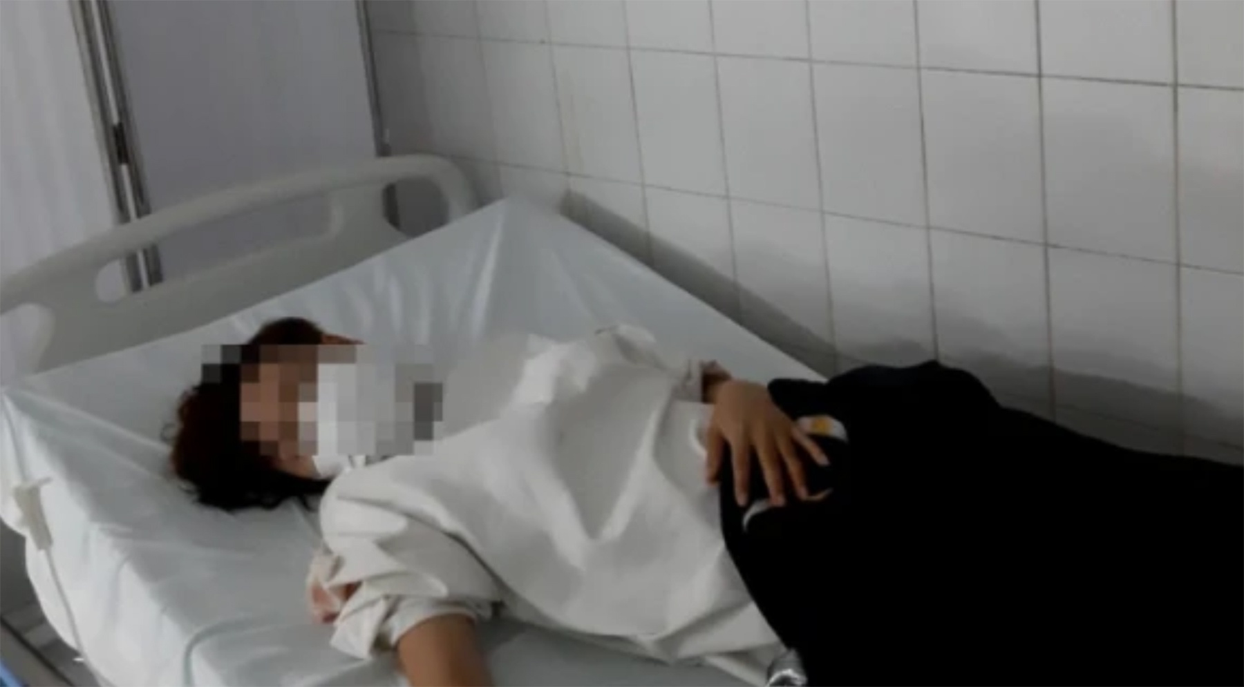 giáo viên uống thuốc tự tử tại cuộc họp ảnh 1 giao vien uong thuoc tu tu tai cuoc hop anh 1