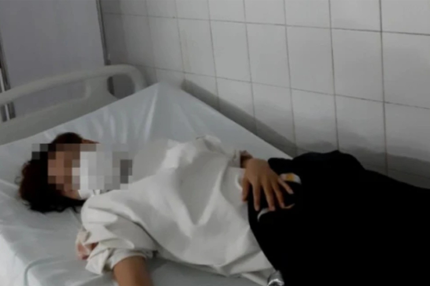 Vu giao vien uong thuoc tu tu tai cuoc hop: Nhieu to cao dung hinh anh