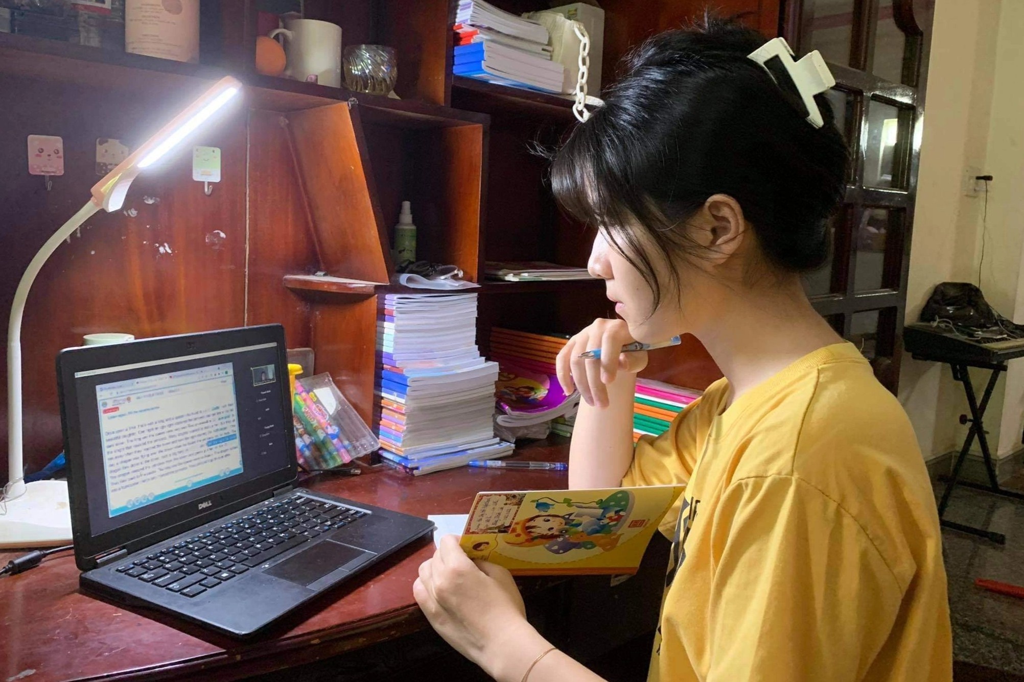 Hoc online, tre thuc den 1h sang lam bai hinh anh