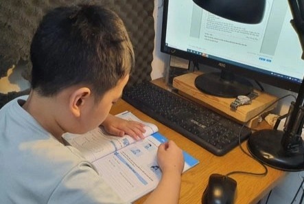 Hoc truc tuyen, nhieu tre co dau hieu tram cam hinh anh