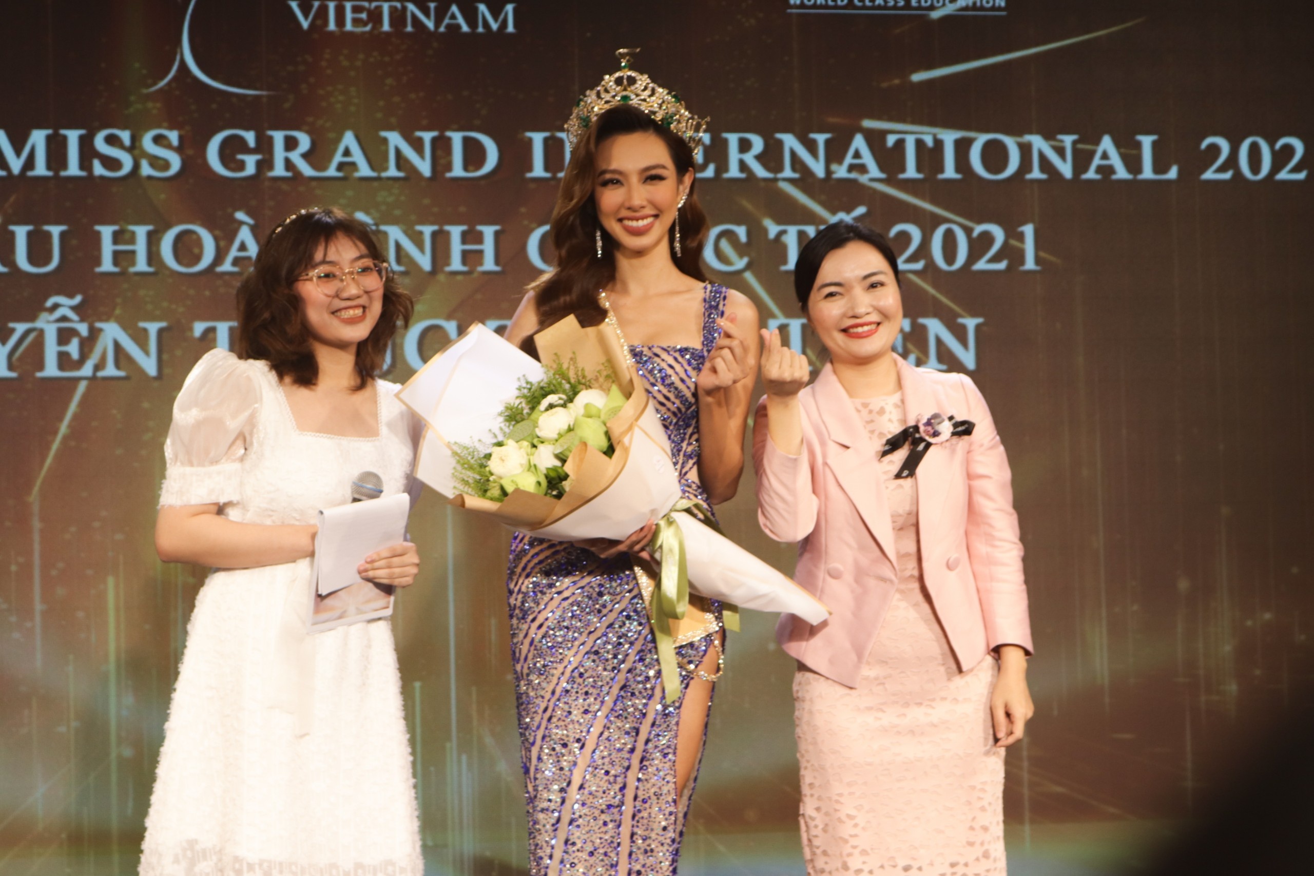 Hoa hậu Thùy Tiên giao lưu với sinh viên ĐH Hoa Sen ảnh 1 Hoa hau Thuy Tien giao luu voi sinh vien DH Hoa Sen anh 1