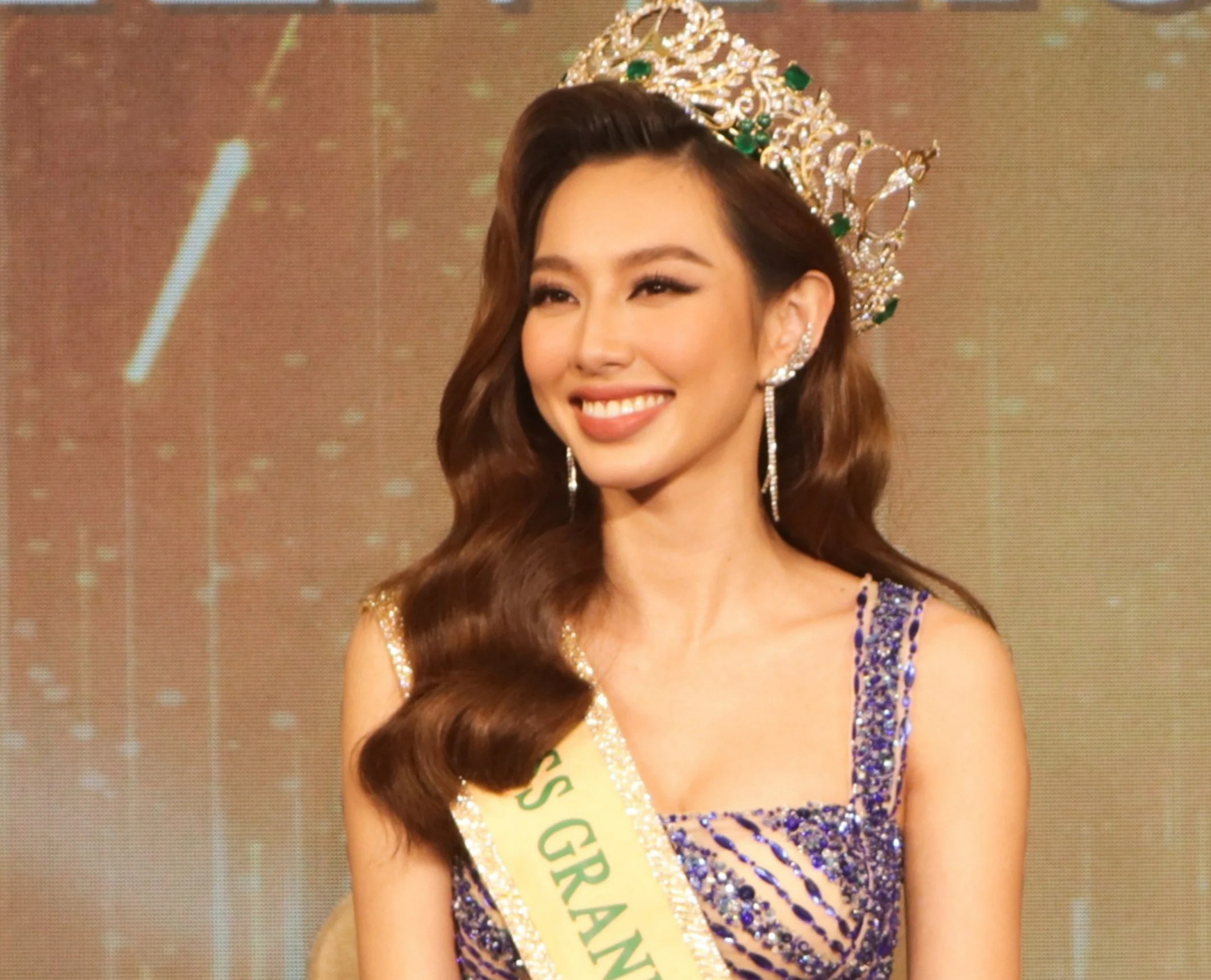 Hoa hau Thuy Tien duoc trao hoc bong 350 trieu dong hinh anh