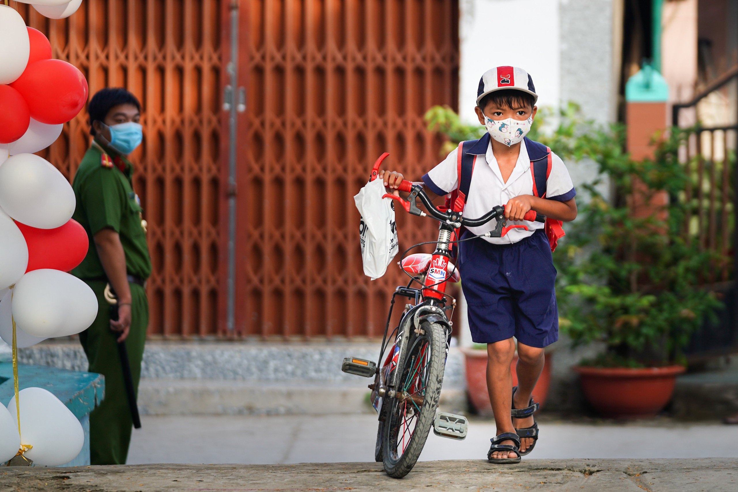 Nhanh chong dua hoc sinh tro lai truong anh 1