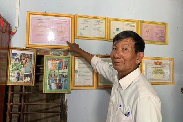 Lao nong 74 tuoi ap u lay bang tien si hinh anh