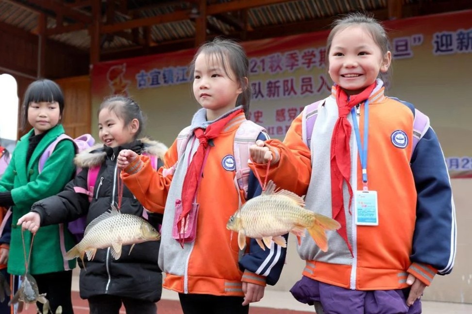 Truong o Trung Quoc thuong ca chep cho hoc sinh dat diem cao hinh anh