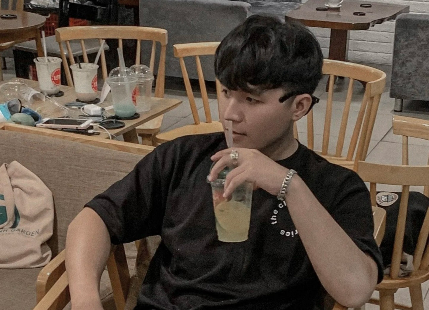 Sinh vien o lai TP.HCM don Tet xa nha anh 1