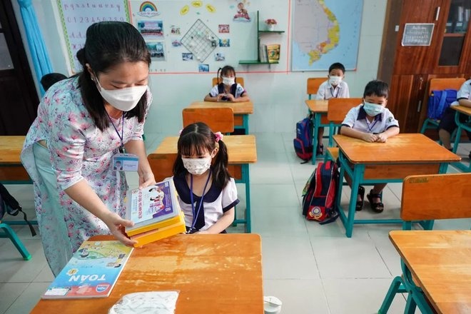 Hoc sinh ca nuoc di hoc tro lai anh 1