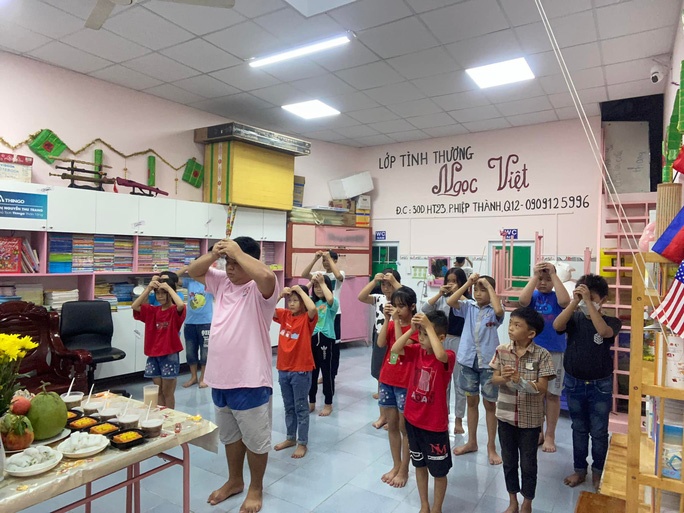 Tet cua giao vien o lop tinh thuong hinh anh