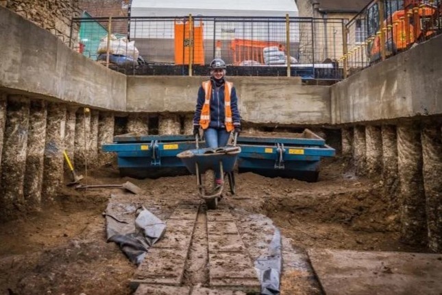 Phat hien nen mong cua ngoi truong da bien mat trong lich su nuoc Anh hinh anh