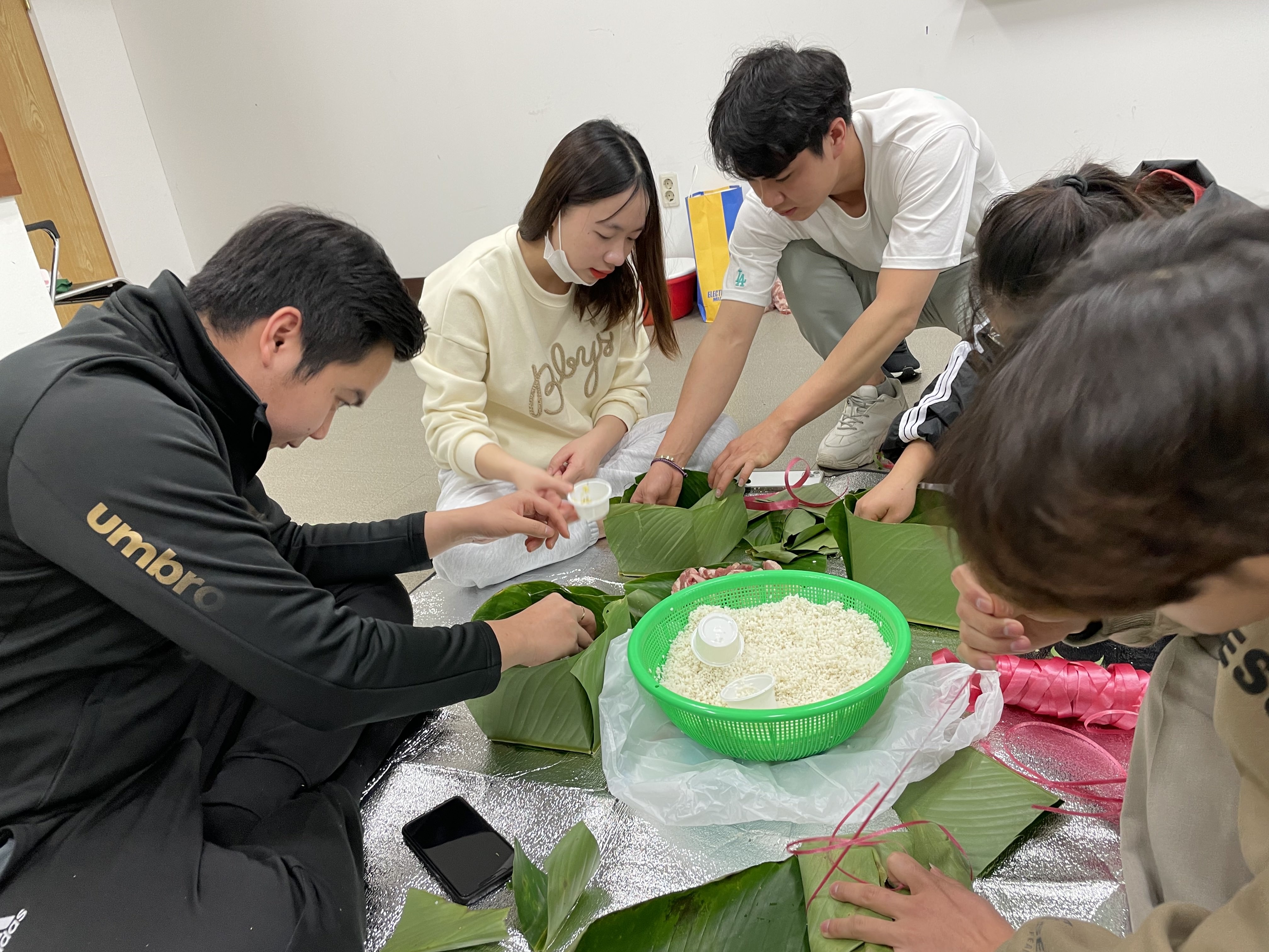 Du hoc sinh Viet Nam tai Han Quoc goi banh chung anh 1