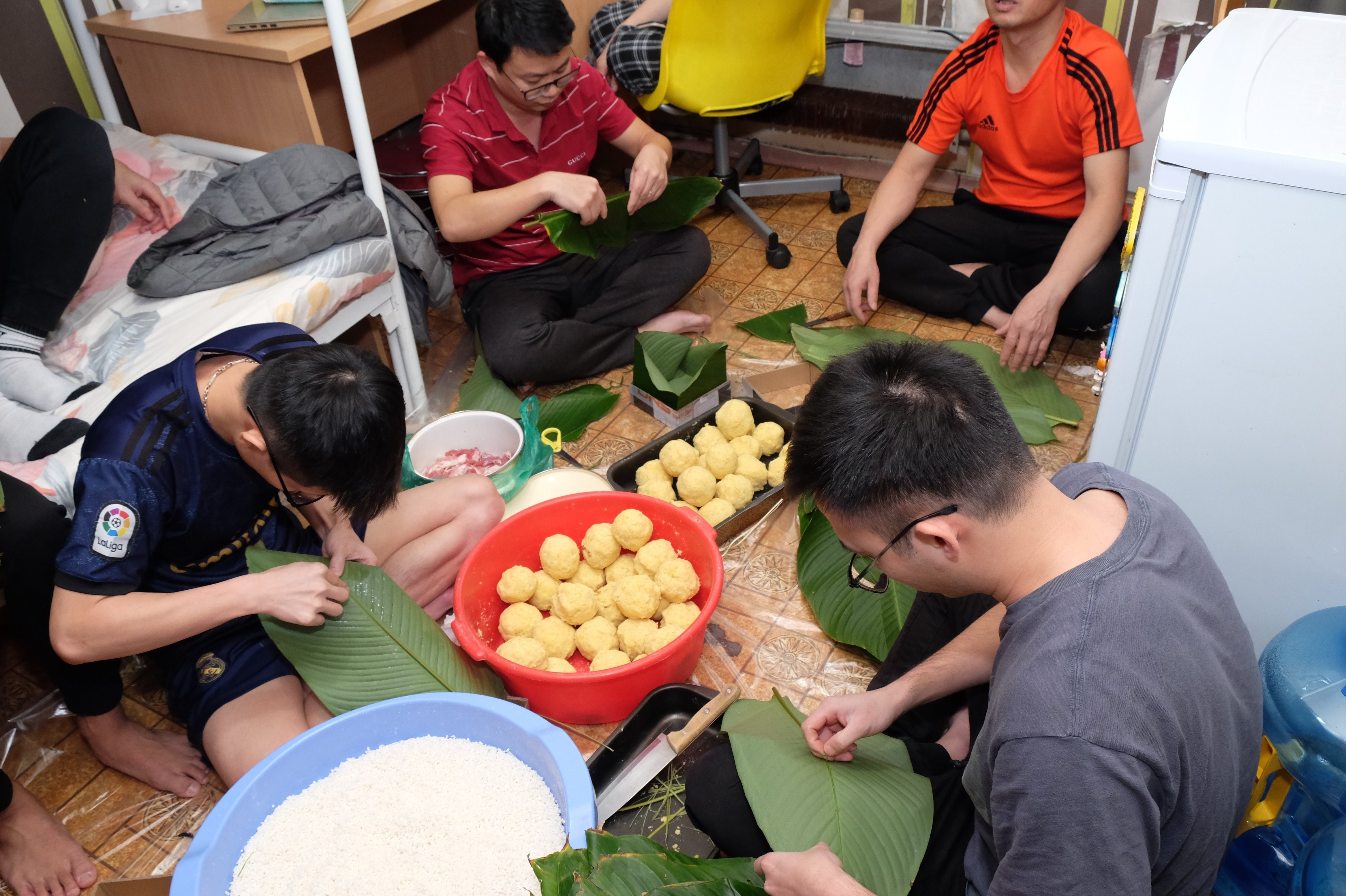 Du hoc sinh Nga don Tet co truyen hinh anh