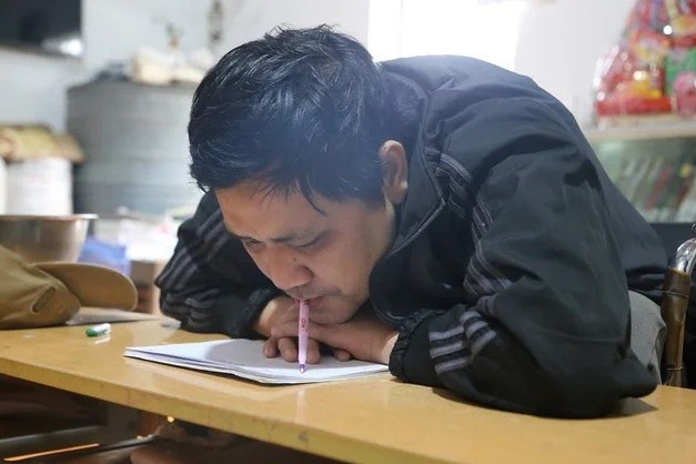 Nghi luc cua 'nguoi thay' viet chu bang mieng hinh anh