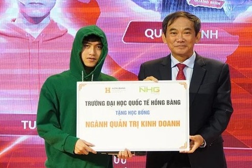 Nhieu hoc bong cho tan sinh vien hinh anh
