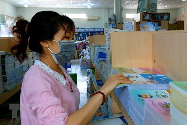 Phe duyet danh muc sach giao khoa lop 7, lop 10 su dung tu nam hoc toi hinh anh