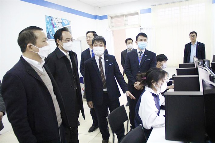 Truong dai hoc co test Covid-19 khi sinh vien di hoc tro lai? hinh anh