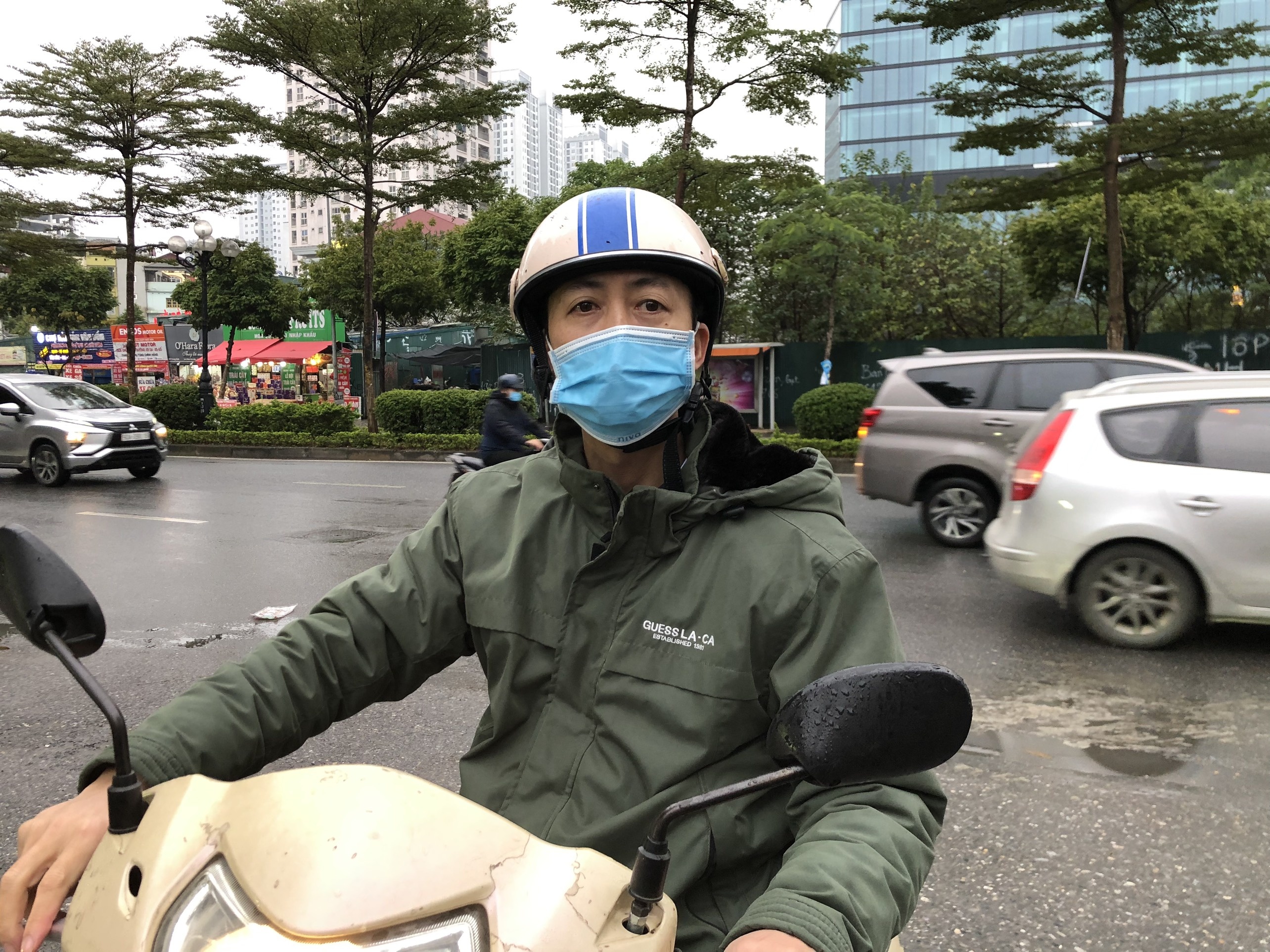 Cha me phan khoi dua con den truong anh 1