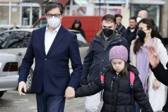 Bi ban bat nat, be gai o Bac Macedonia duoc tong thong dat di hoc hinh anh