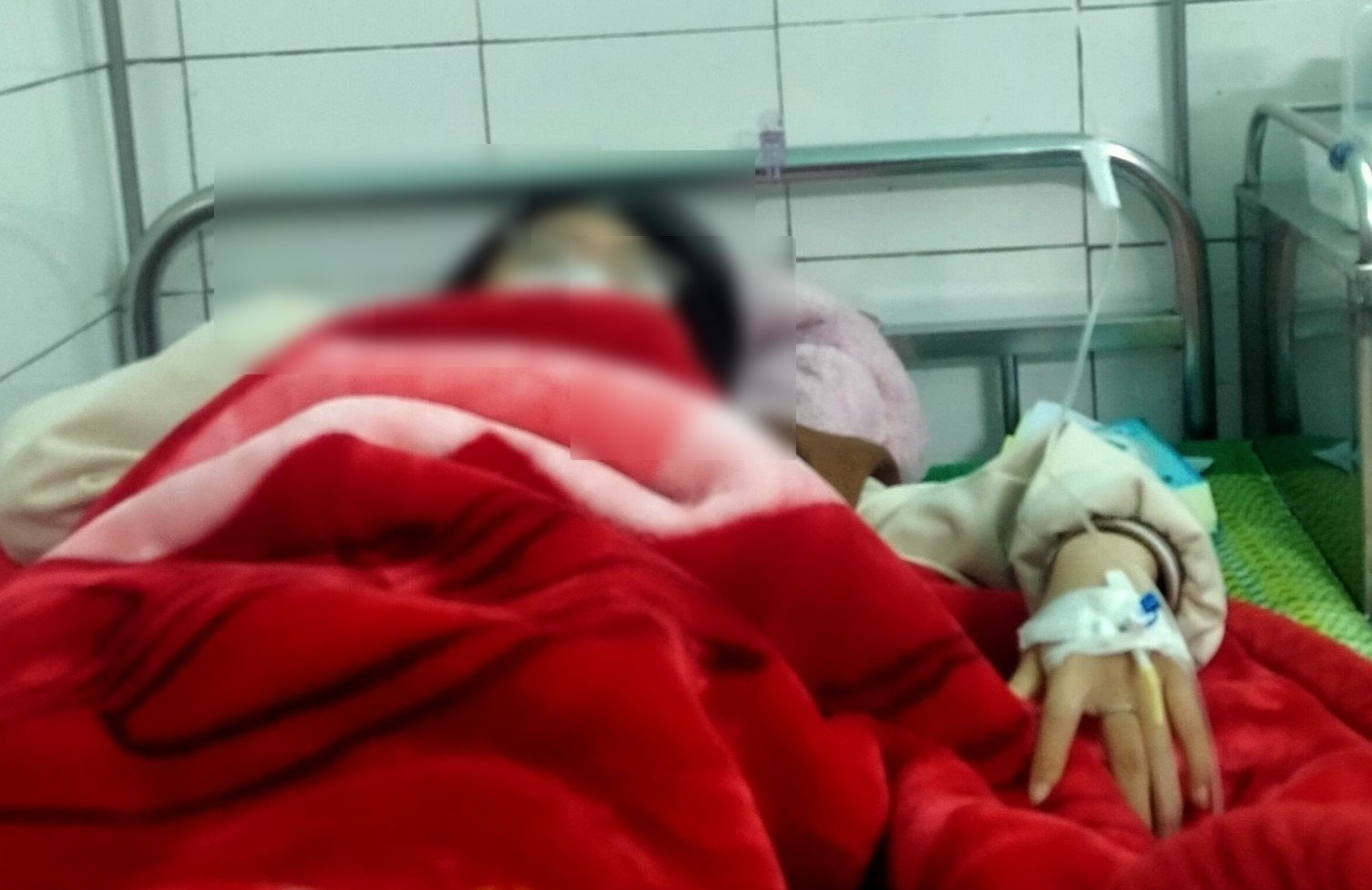 Nu sinh lop 8 bi bo ban hoc danh anh 1