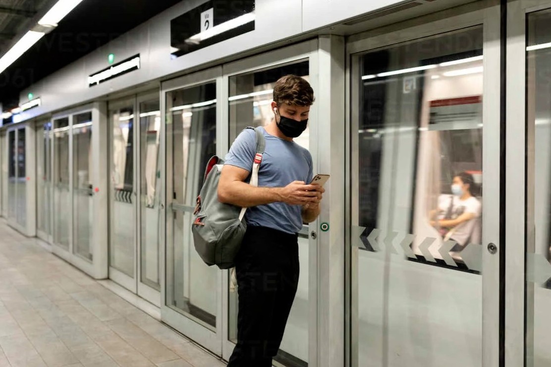 Cau do chang trai bat chuyen tau ngau nhien hinh anh