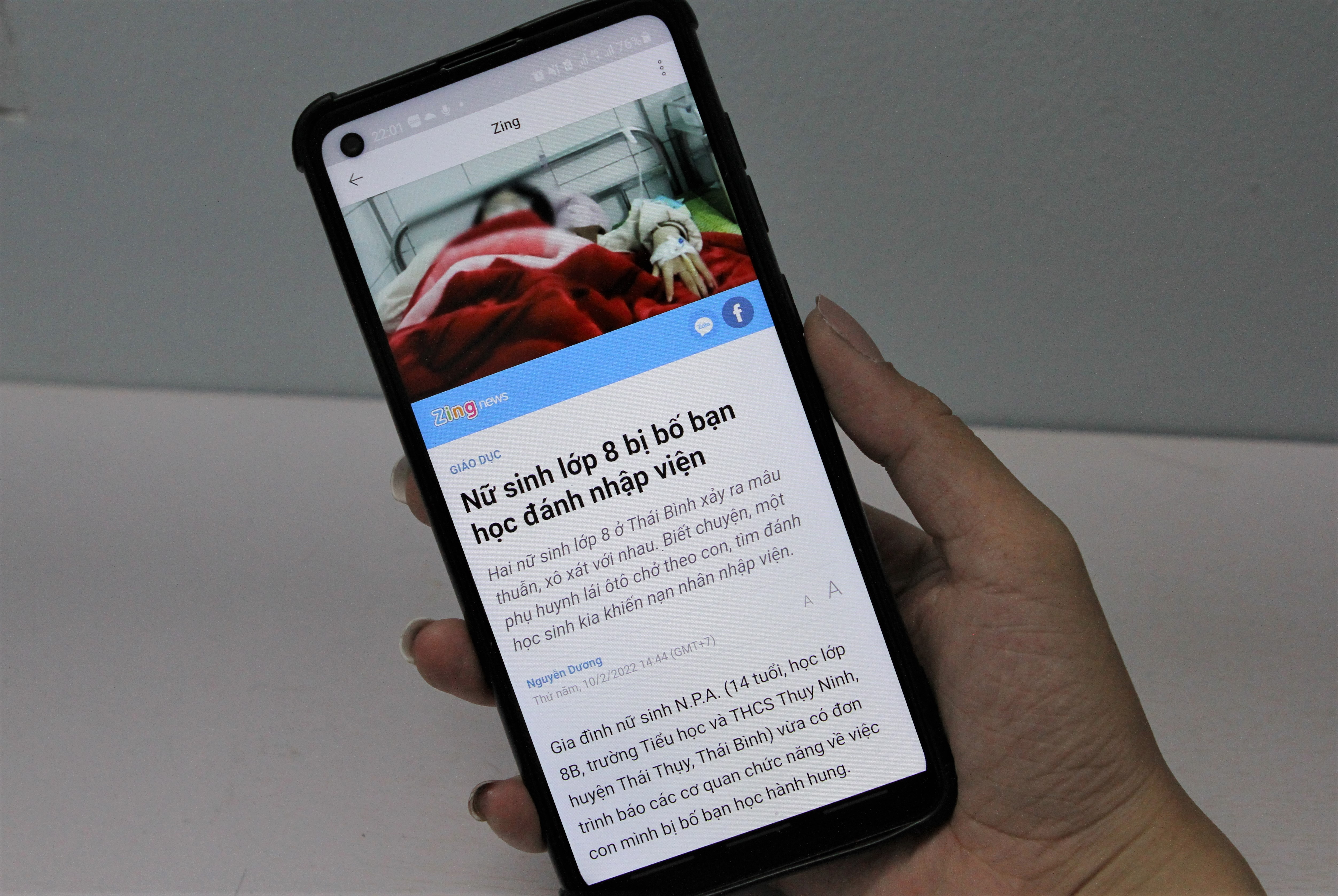 Khong the dong cam voi hanh dong phu huynh danh ban hoc cua con hinh anh