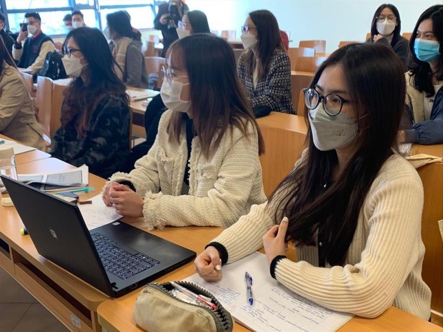 Mo cua truong dai hoc, sinh vien mac Covid-19 khong bi bo lai phia sau hinh anh