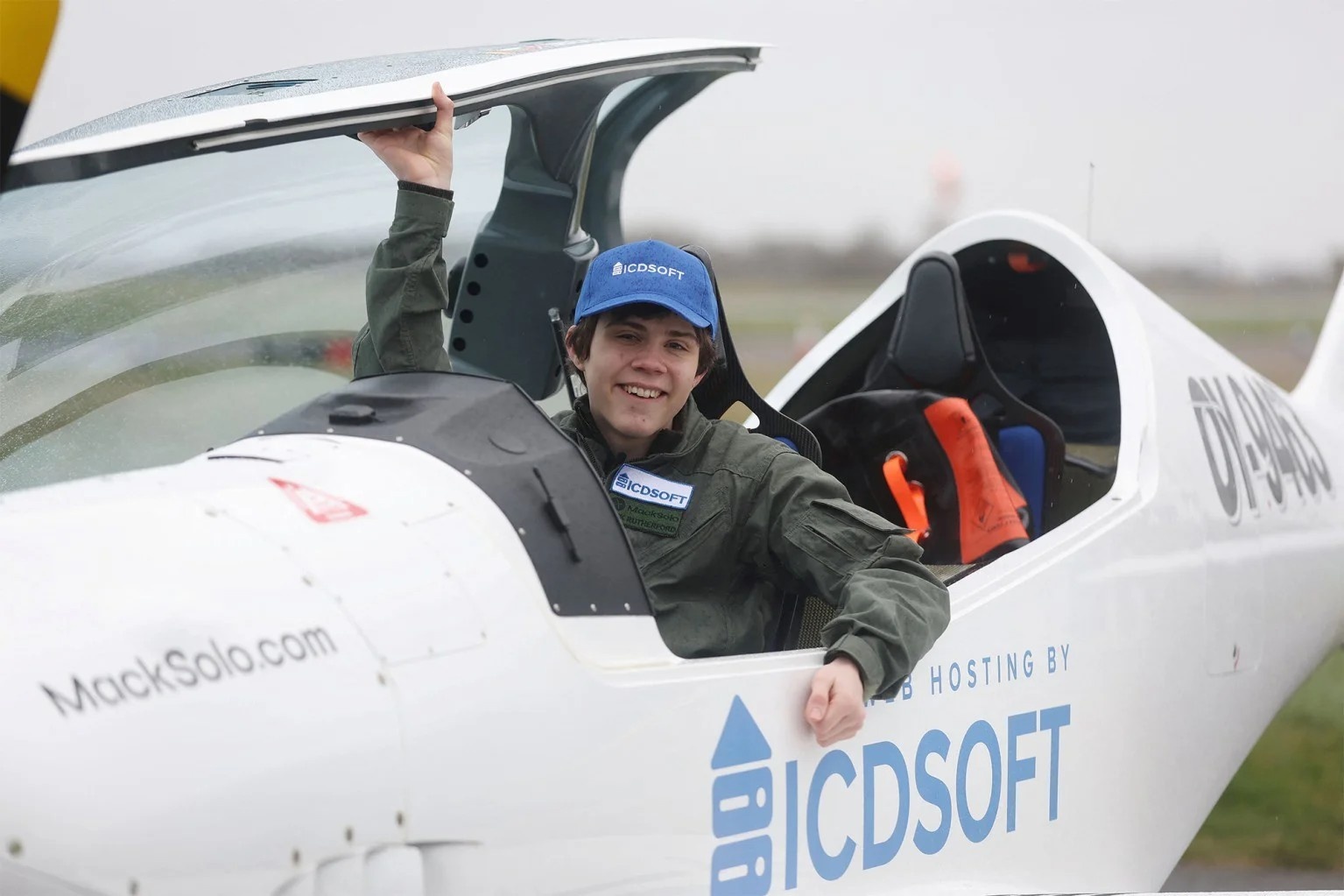 Nam sinh nguoi Anh dat muc tieu lai may bay vong quanh the gioi hinh anh