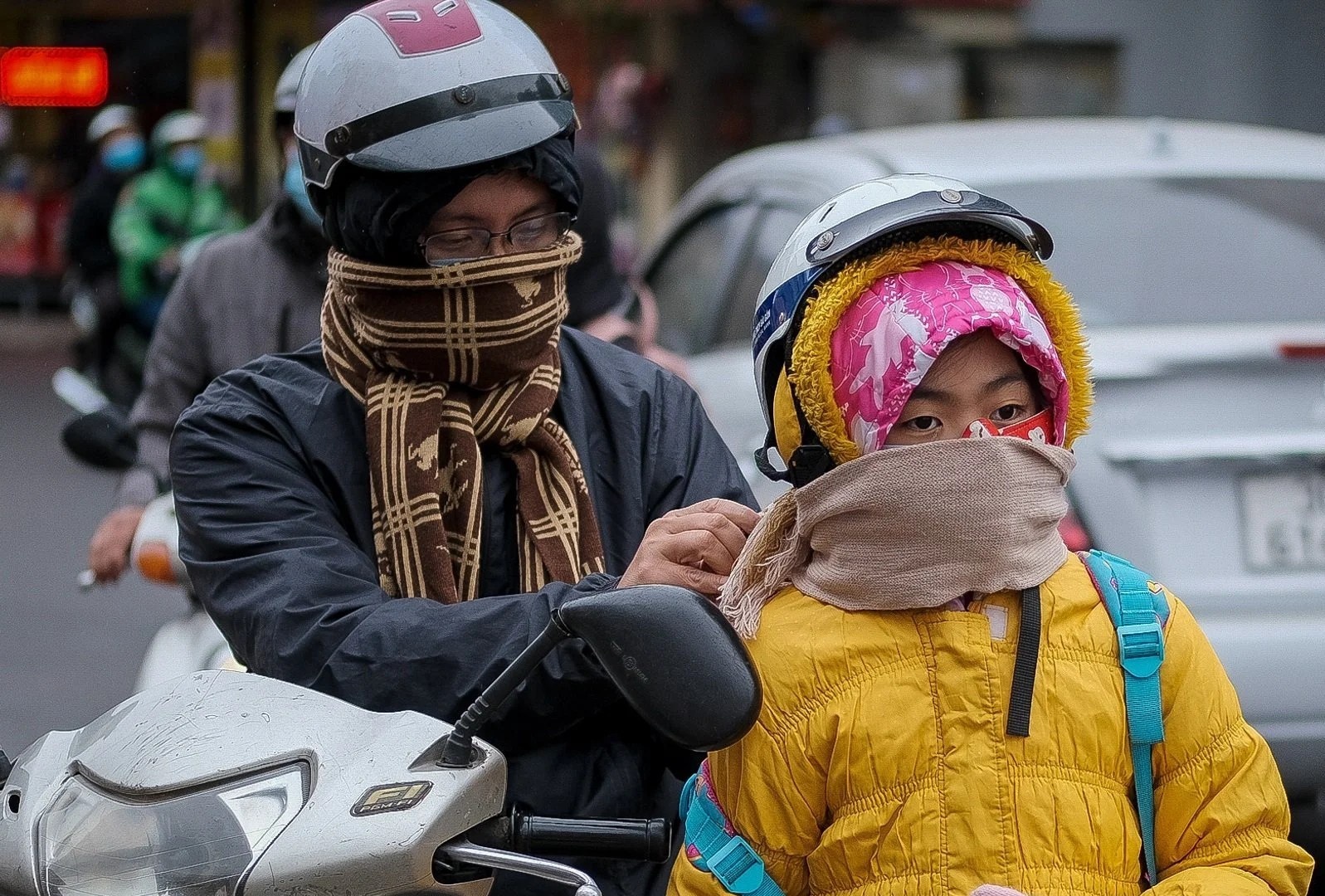 Tre tieu hoc ngoai thanh Ha Noi hoc online khi thoi tiet duoi 10 do C hinh anh