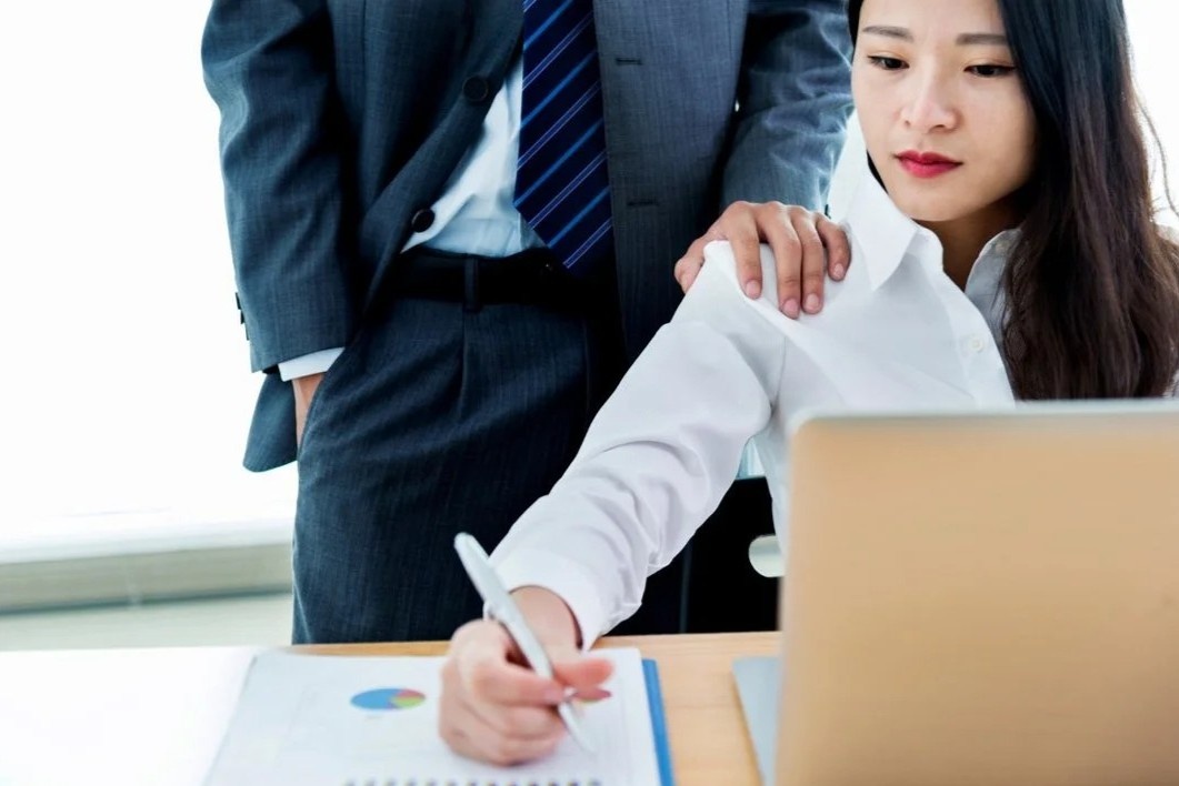 Giao su o Trung Quoc bi duoi viec vi quan he bat chinh voi sinh vien hinh anh