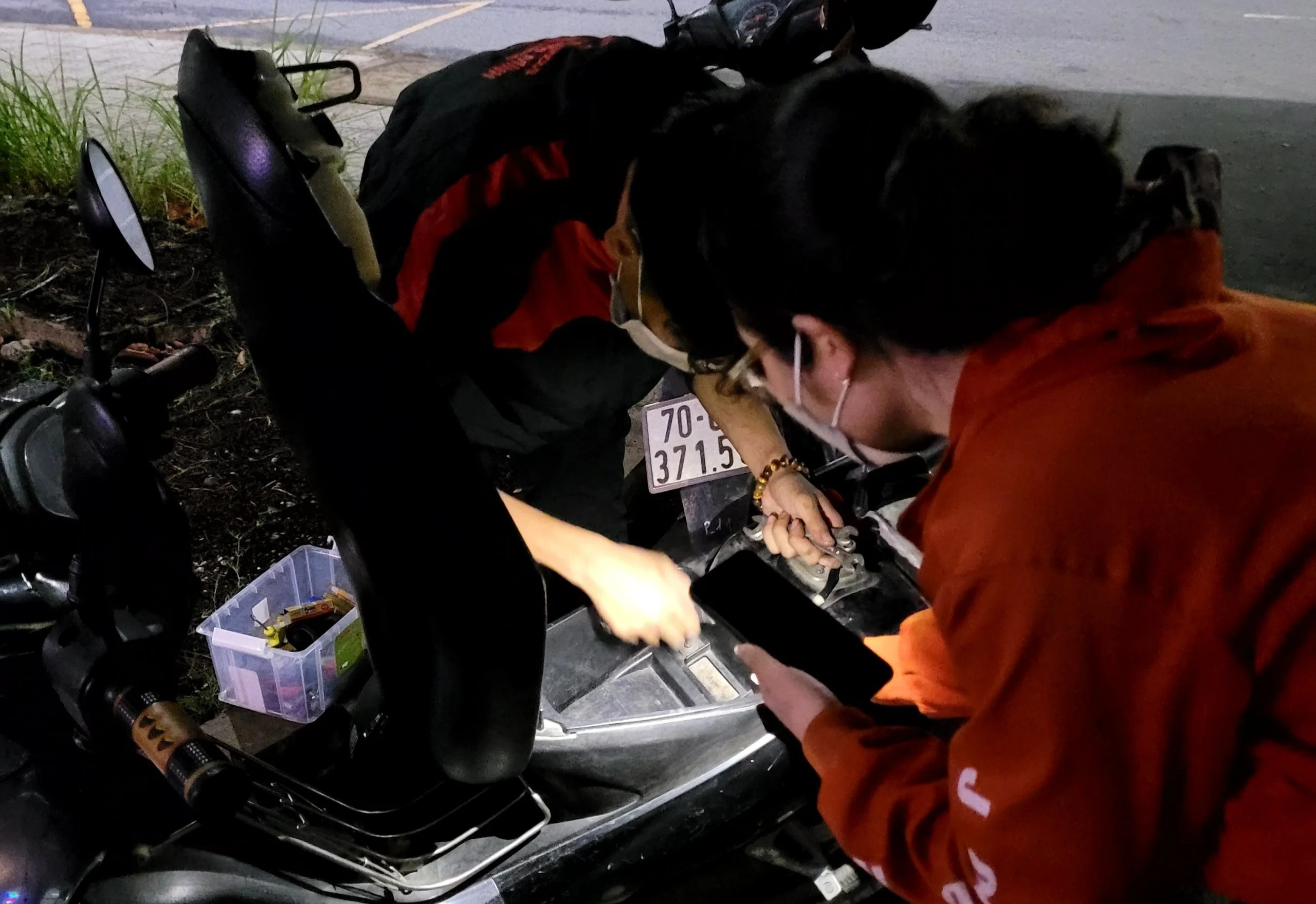 Sinh vien sua xe mien phi o DH Quoc gia TP.HCM anh 3