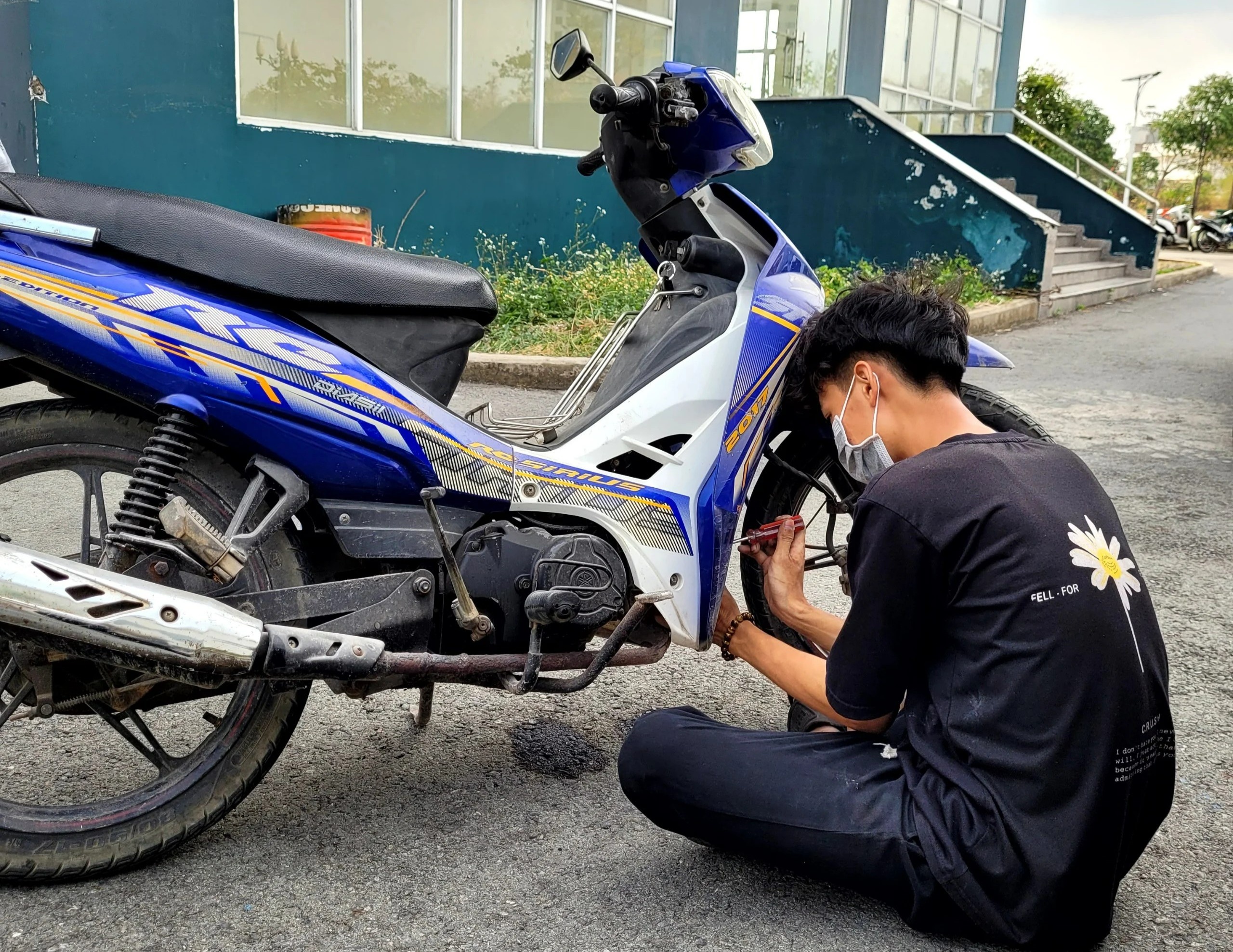 Sinh vien sua xe mien phi o DH Quoc gia TP.HCM anh 1