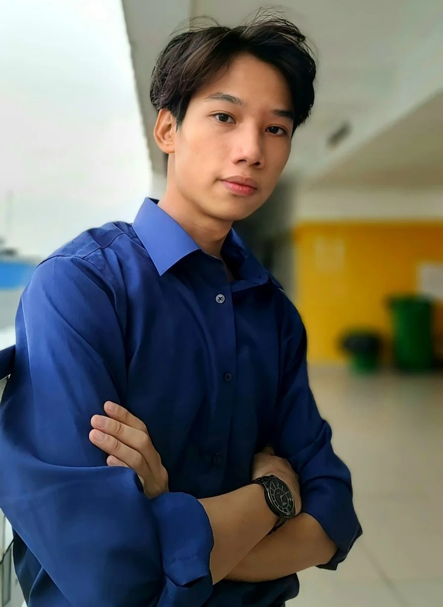 Sinh vien sua xe mien phi o DH Quoc gia TP.HCM anh 2