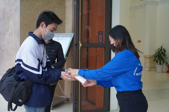 F0 tang, nha truong va sinh vien deu roi hinh anh