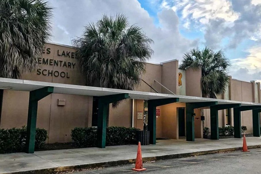 Tre 5 tuoi o My danh giao vien nhap vien hinh anh