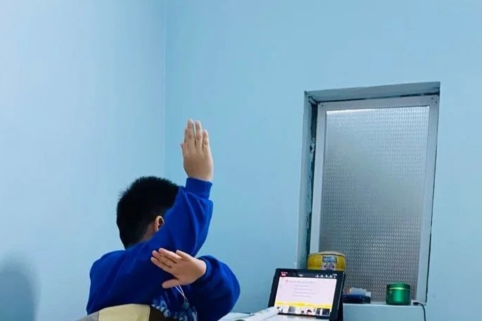 O nha cung mac Covid-19, sao nguoi lon so khong dam de tre di hoc? hinh anh