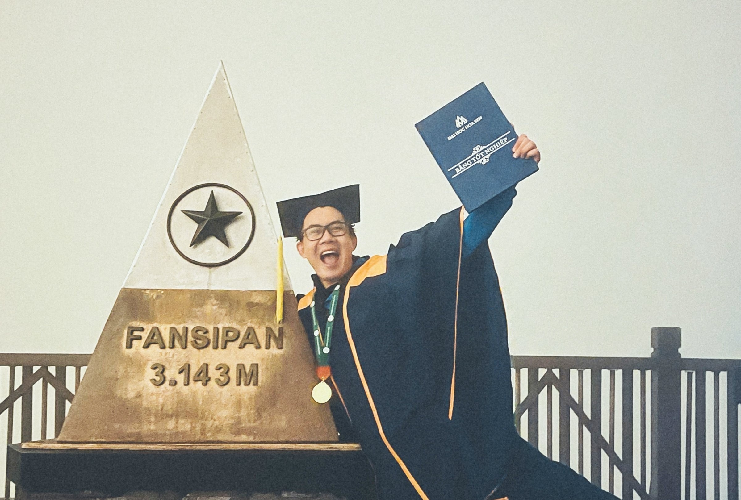 Nam sinh chup anh ky yeu tren dinh Fansipan hinh anh